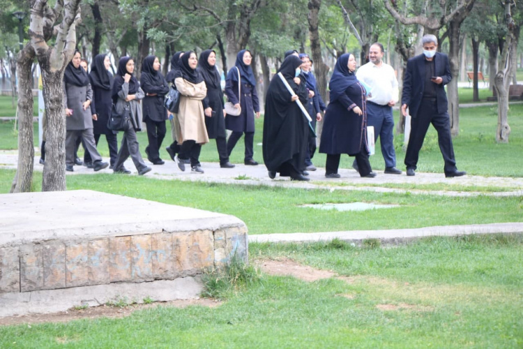 نگاهی به همایش پیادهروی سلامت؛ پرسنل بهداشت اراک با گامی متحد، پیام زندگی بدون دخانیات را به گوش همگان رساندند